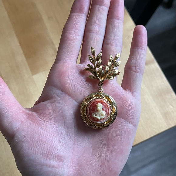 Vintage gold cameo brooch locket - Picture 5 of 5
